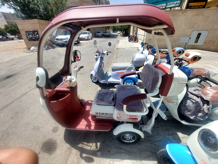 موتورسیکلت سه چرخه برقی VLRA مسقف دو نفره