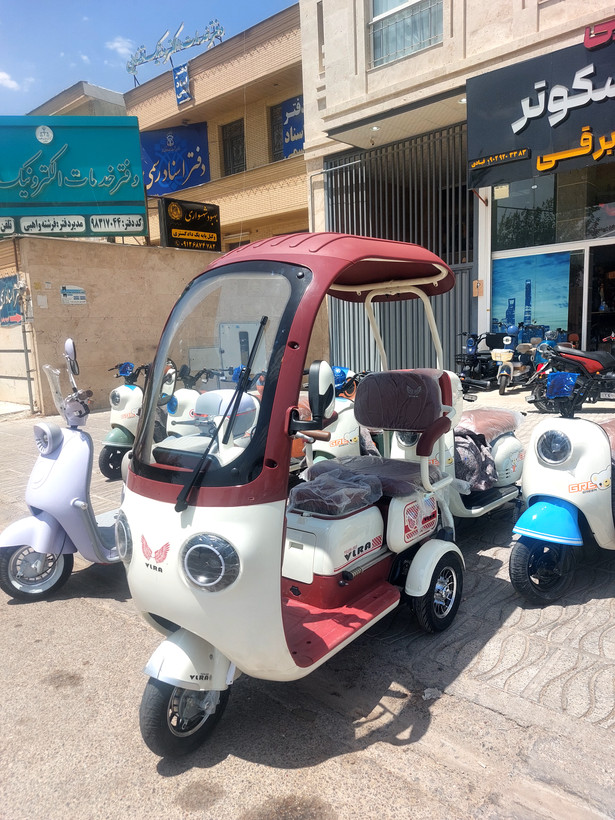 موتورسیکلت سه چرخه برقی VLRA مسقف دو نفره